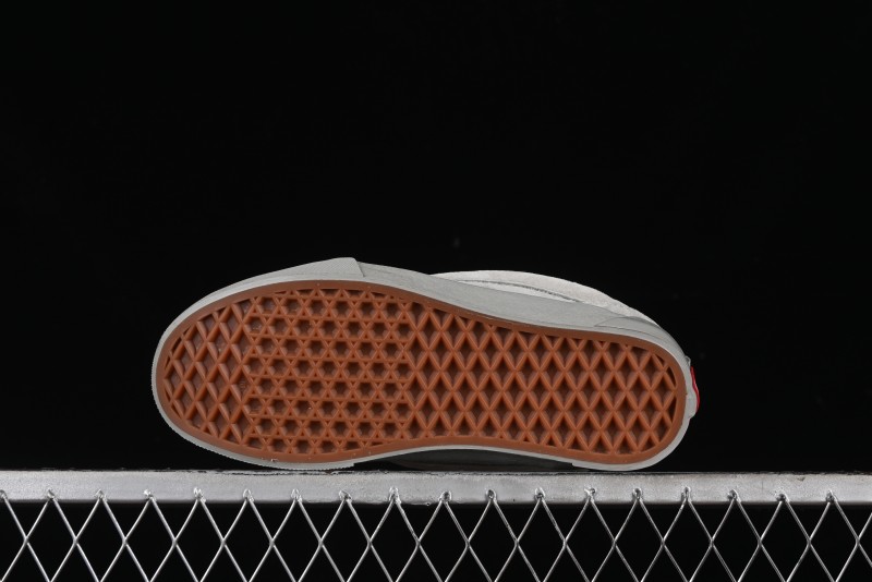 Vans Knu Skool Low Top Retro Casual Vulcanized Sneakers in Grey - VN000CRPBXC