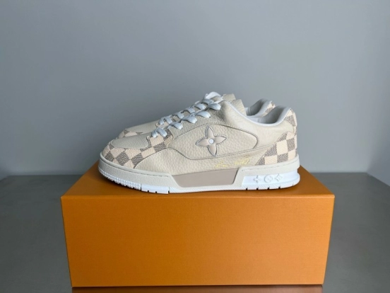 Louis Vuitton 2025 Spring/Summer Collection Luxury Sneakers with Signature Logo and Dual-Color TPU Outsole - YC