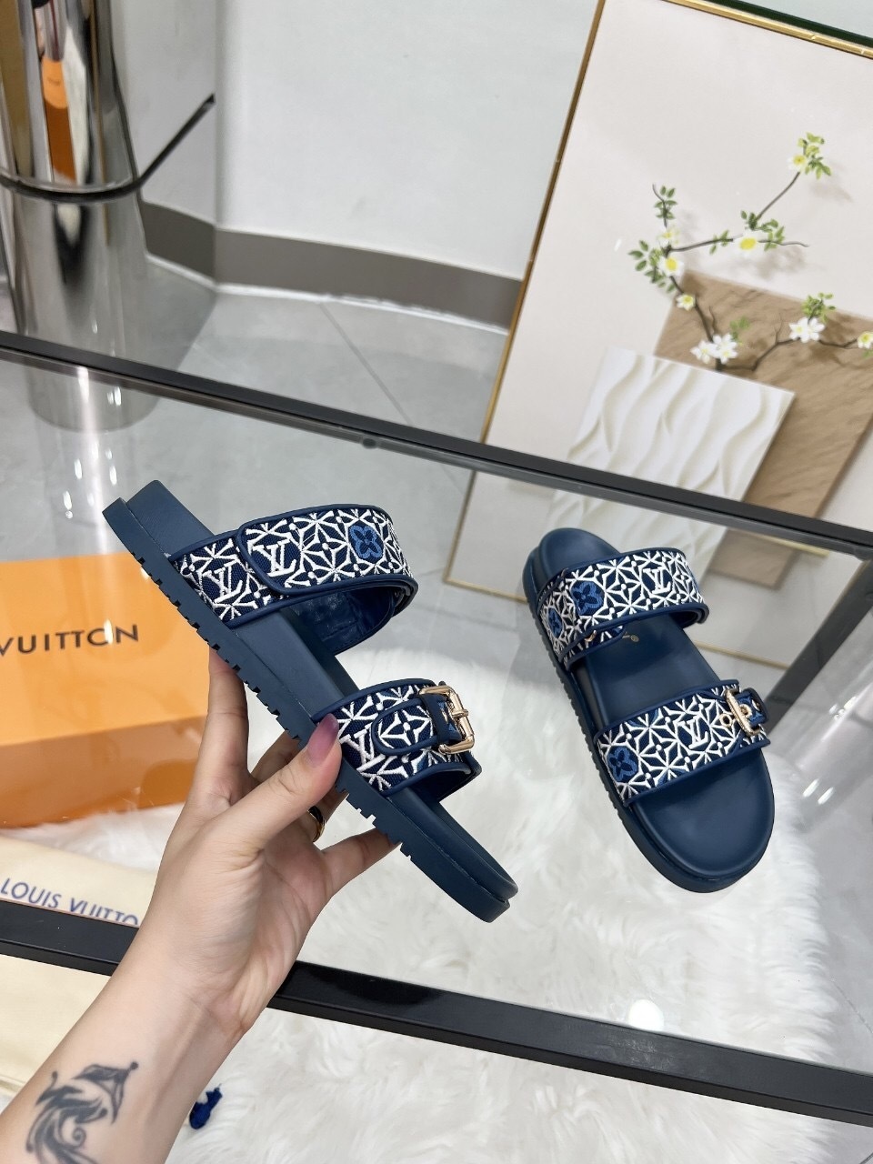Louis Vuitton Spring/Summer 2025 New Slippers with Embroidered Design and 4cm Platform - LY00250